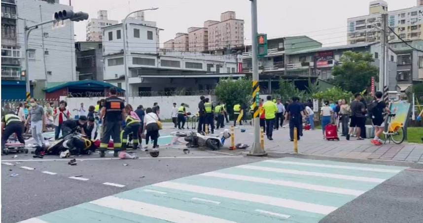 三峽區19日下午發生嚴重車禍，導致15人受傷、4人命危。（圖／翻攝畫面）