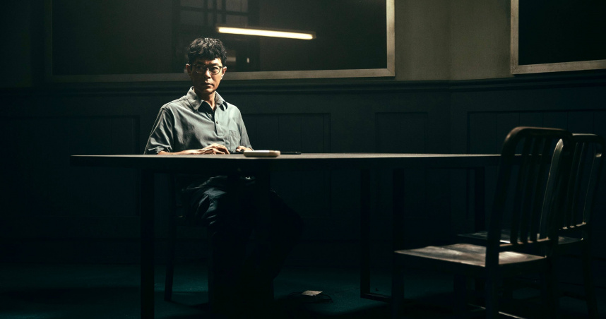 古天樂在《私家偵探》燙捲頭髮、戴上黑框眼鏡飾演私家偵探。（圖／華映提供）