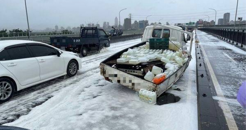 清潔用品灑落橋面成雪白夢幻景象。（ 圖／翻攝畫面）