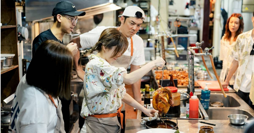 白安在客家餐廳任務洗雞、烤雞。（圖／好看娛樂提供）