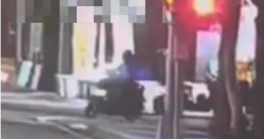 高雄29歲趙男假問路真猥褻後，遭警方逮捕到案。（圖／翻攝畫面）