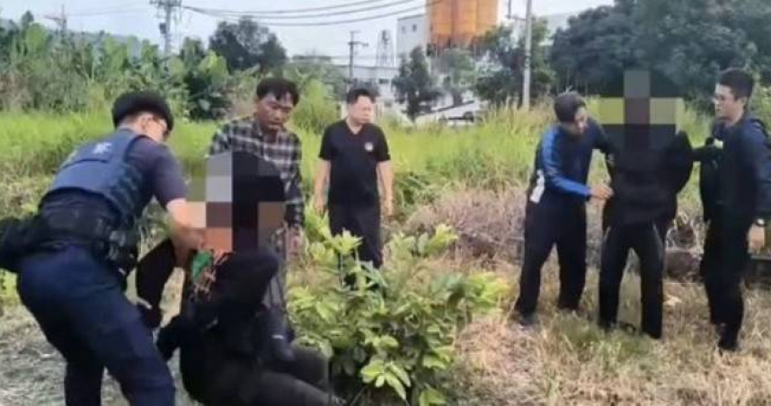 5名印籍失聯移工闖入雇主住處行竊,最終在鐵橋下草叢及水溝全數逮獲。(圖/翻攝畫面)
