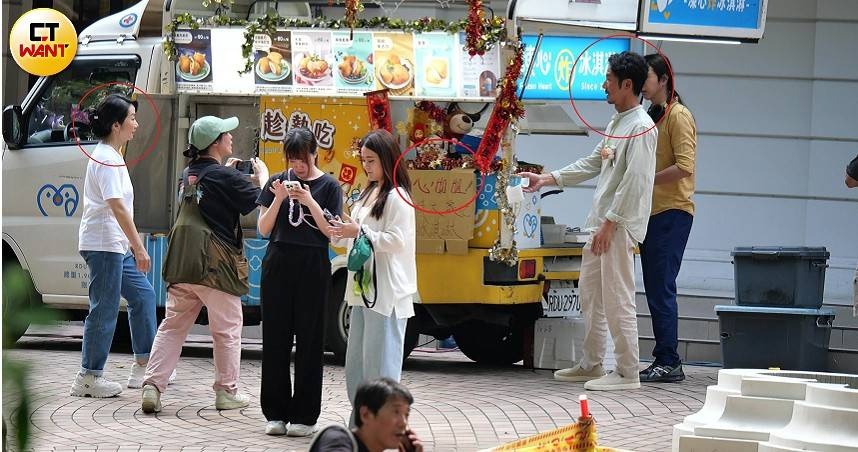 5月14日本刊直擊陶晶瑩、李李仁這對銀色夫妻一同拍攝林心如製作的新戲《有愛我們床上談》，李李仁貼心地拿冰淇淋給陶晶瑩吃。（圖／本刊攝影組）