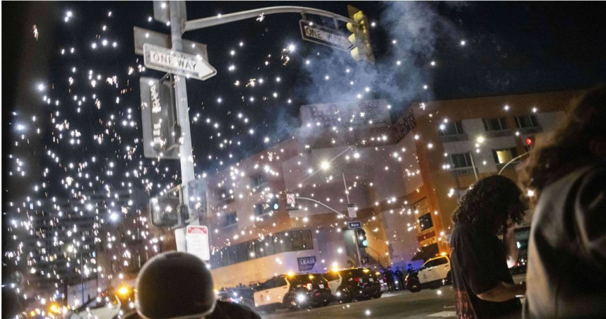 美國移民局近日在加州洛杉磯鐵腕掃蕩非法移民，引爆大規模示威抗議。（圖／達志／美聯社）