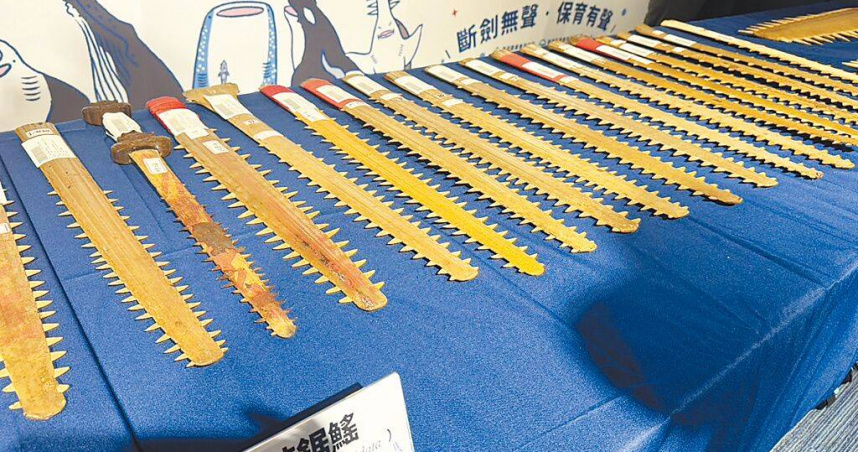 海洋委員會海洋保育署與海巡署11日舉行「斷劍無聲，保育有聲」記者會，查獲15人於網路違法販售及購買鯊魚劍，並查扣37支鯊魚劍。（圖／中國時報洪靖宜攝）
