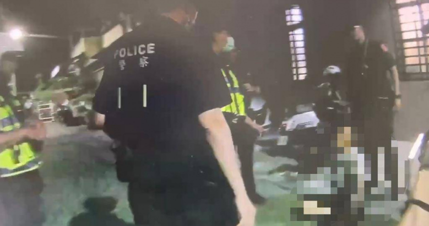 台南市警方15日晚間在文賢路逮獲私闖民宅的精障男。（圖／讀者提供）