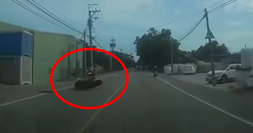 紅牌重機猛撞電桿慘死沙鹿街頭。（ 圖／翻攝畫面）