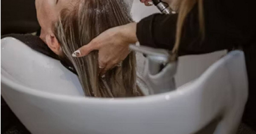 一名女網友透露，她日前因懶得自己洗頭，於是便想到髮廊花錢請人服務，怎料連跑了7間髮廊全都被拒絕。（示意圖／翻攝自unsplash）