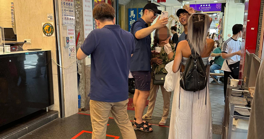 「The DoDo Men嘟嘟人」Ian、Eric在西門町拍片遇到熱情粉絲求合照。（圖／讀者提供）