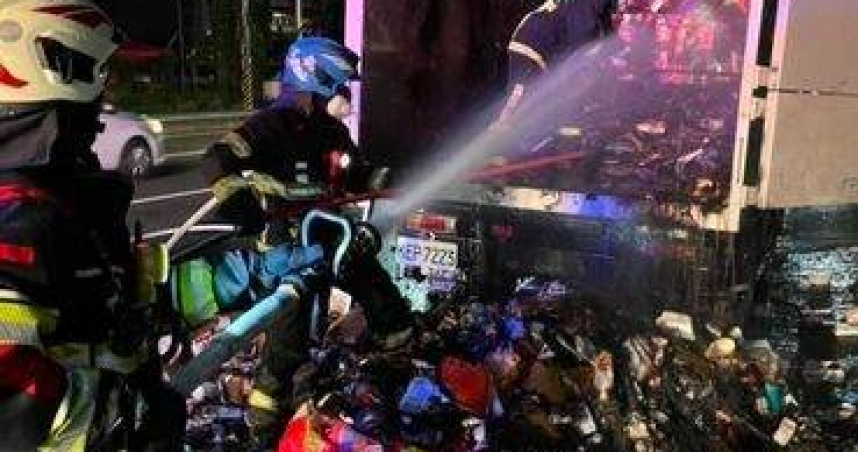 資源回收車起火狂燒。（ 圖／翻攝畫面）