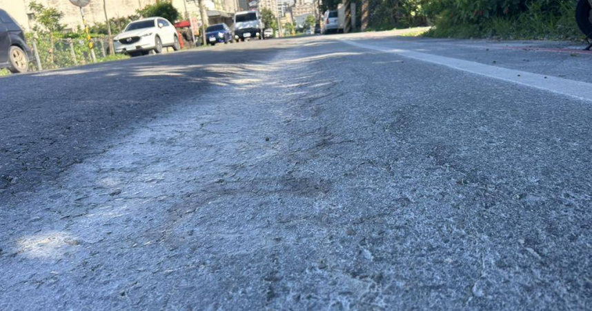 民眾反應中壢區民權路五段凹陷路段，指出路面去年才重鋪，如今坑洞連連，質疑施工品質，呼籲市府徹查並全面改善。（圖／中國時報姜霏攝）