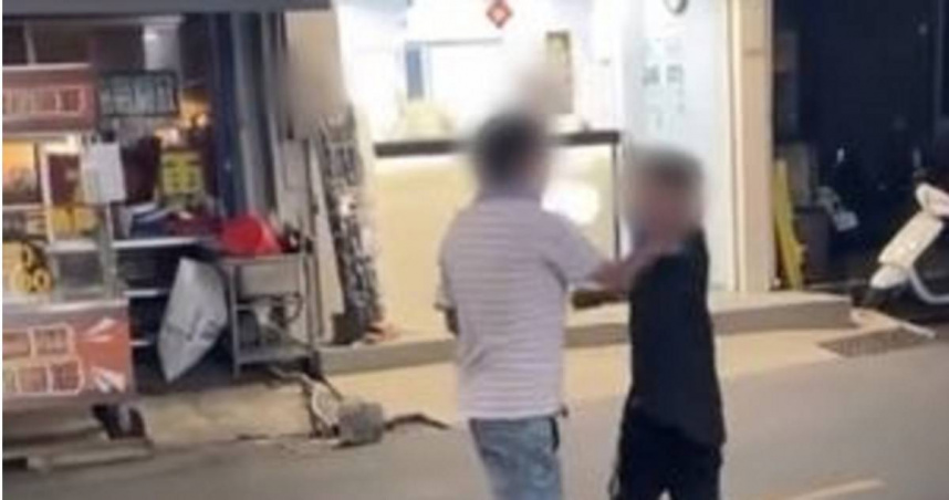 台南安南區海尾大廟前2名男子發生肢體衝突，警方已查明身分依法處理。（圖／翻攝畫面）