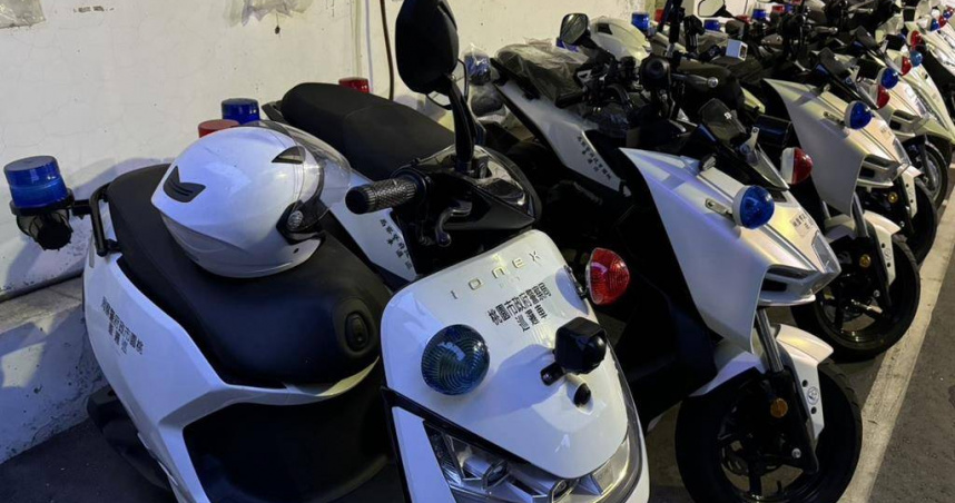 8日上午桃園市中壢區延平路上1名婦人騎乘警用機車，且後方雙載1位孩童，民眾見狀，拍照po網酸，「現在警察這麼便民的嗎？警用機車可以隨便用？」。（圖／報系資料照）