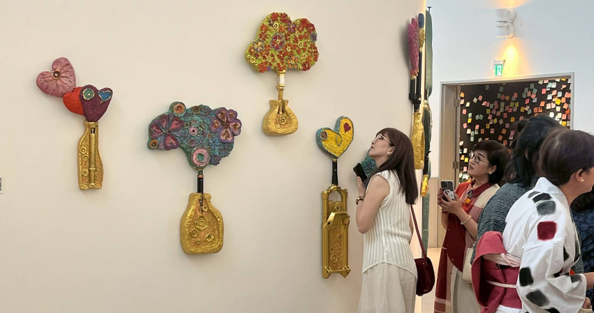 結合了自行車零件的作品《酒後心花開》系列吸引許多嘉賓駐足欣賞。（圖／甘樂阿舍美術館提供）