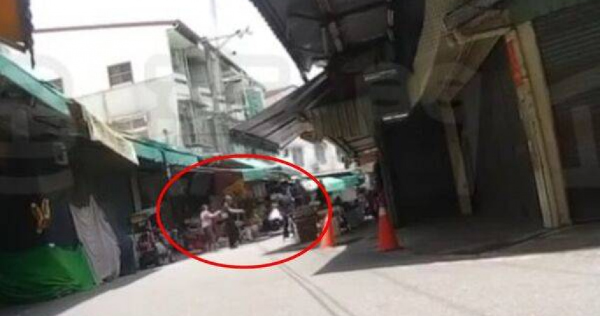老友當街持刀爆衝突。（圖／翻攝畫面）