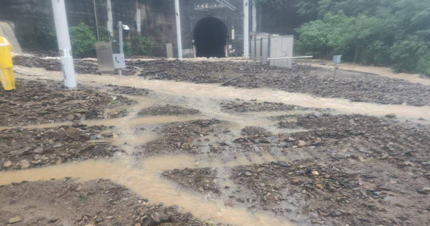 台鐵南迴線今（21）日清晨因豪雨造成多處災情，知本至太麻里、古莊至大武、大武至瀧溪等路段出現水淹軌道與邊坡滑落，導致列車無法通行。（圖／民眾提供／陳祐誠台北傳真）
