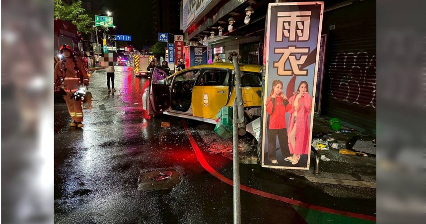 計程車違規左轉與灑水車相撞，衝上騎樓後座乘客1死1重傷。（圖／翻攝畫面）