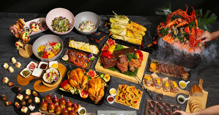 遠東Café推出海陸炭烤狂歡季，可享炭烤松葉蟹吃到飽與多款美式烤物，午、晚餐1,580元+10%起（圖／台北遠東香格里拉提供）