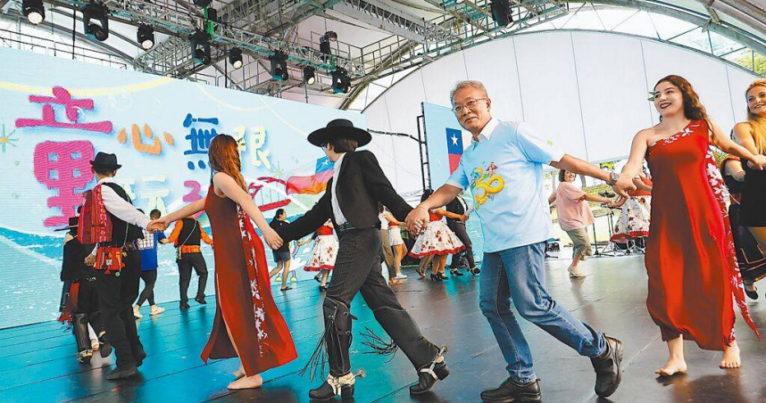 宜蘭國際童玩藝術節創辦至今30年，持續推動「文化外交軟實力」，宜蘭縣代理縣長林茂盛（右二）29日與表演團隊互動共舞。（圖／宜蘭縣政府提供／中國時報吳佩蓉宜蘭傳真）