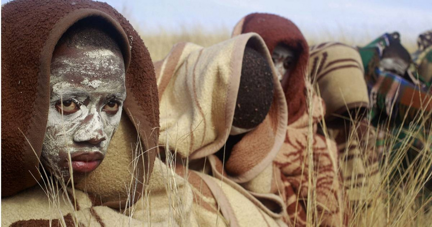 今年的「Ulwaluko」已經在不久前結束，外媒指出今年仍有39名少年死亡，數十名男孩因為參加割禮造成的感染而被迫切除部分陰莖。（圖／達志／美聯社）