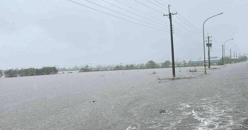 7月28日低氣壓及西南氣流連續降雨，造成南部多處淹水，行政院於7月31日院會通過經濟部所提1,000億治水計畫，期程由原規劃6年縮短為4年，加速推動治理工作。（示意圖／報系資料庫）
