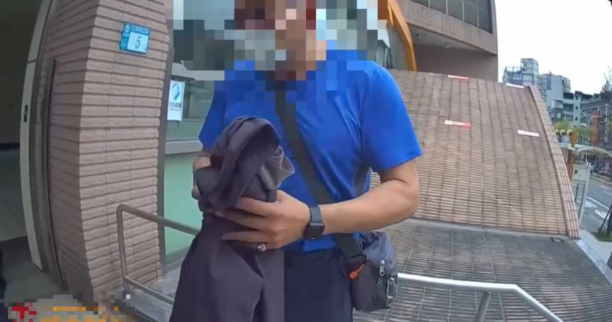 男子在捷運站亮刀嚇壞路人，遭警逮捕移送裁罰3000元。（圖／翻攝畫面）