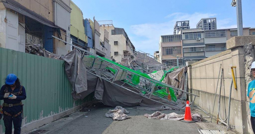 高雄市三民區明誠一路「長春藤不老莊園」拆除工程，今（18）日發生鷹架倒塌事故，壓毀金山路267巷的汽機車，高雄市工務局獲報後到場勘查，確認因未妥善固定導致倒塌，已勒令停工並開罰9萬元要求改善。（圖／高雄市工務局提供）