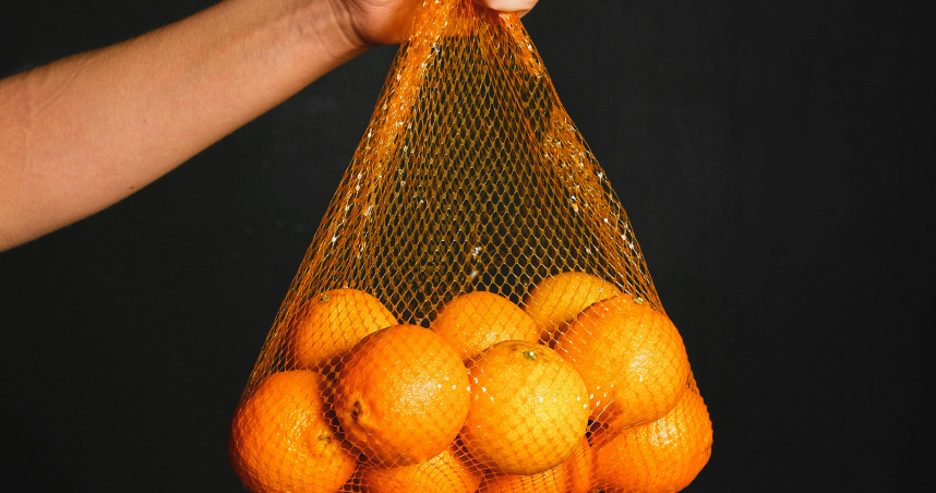 台大醫院婦產科名醫施景中近日在門診卻遇到一件離奇插曲，一名孕婦堅持送上水果禮盒，沒想到裡頭竟暗藏紅包。（示意圖／翻攝Pexels）