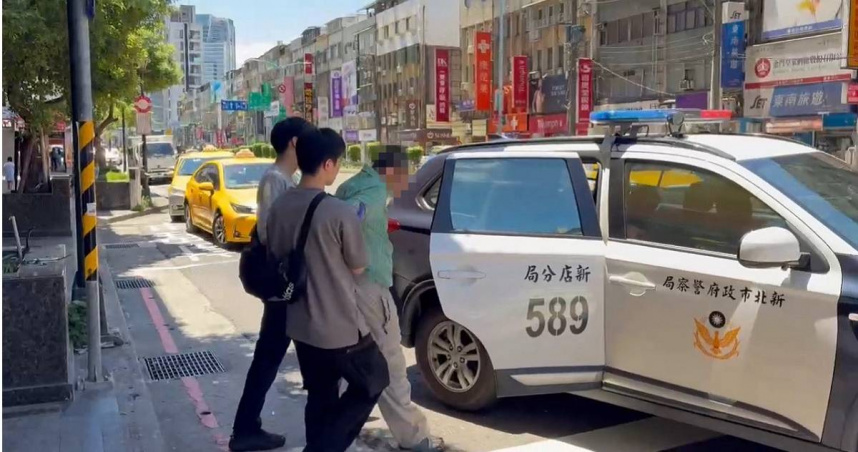 新店25日發生縱火燒車事故，火勢還波及附近住戶，導致8人受傷送醫，陳姓犯嫌則於稍早落網。（圖／翻攝畫面）