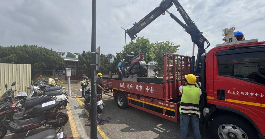 警方到場拖吊違規車輛。（圖／民眾提供）