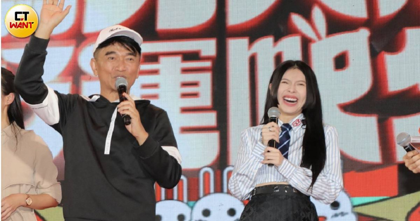 妙莎（右）曾是綜藝大哥吳宗憲旗下藝人，有著憲哥「第四個女兒」的稱號。（圖／焦正德攝）