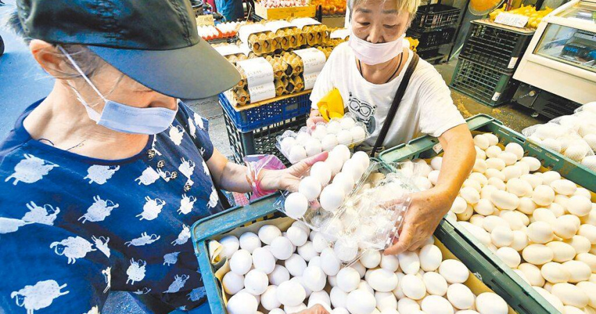 圖為民眾在雜糧行選購雞蛋。（圖／本報資料照片）