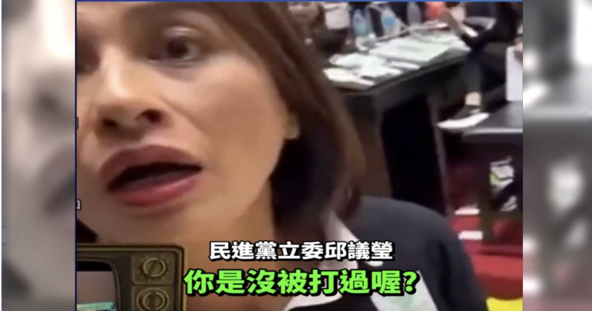 立法院去年審議國會改革法案，民進黨立委邱議瑩在議場拿扇子打國民黨立委羅智強一巴掌，嗆「沒被人打過喔」。（圖／截自國民黨臉書）