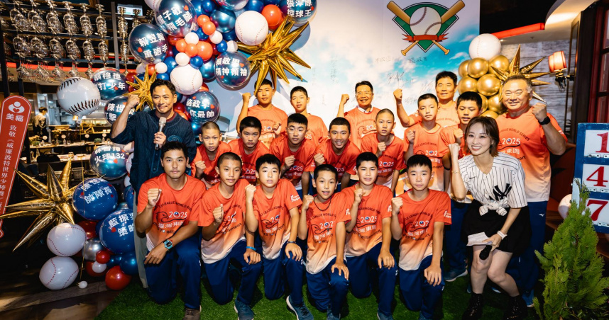 江宏恩（左）、夏語心（右）與東園國小少棒隊合照留念。（美福、台北市政府提供）