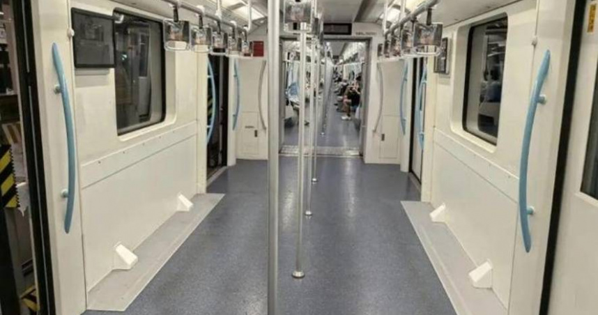 上海地鐵將9號路線列車部分車廂座椅拆除，增加載客量。（圖／翻攝自微博／新民晚報）