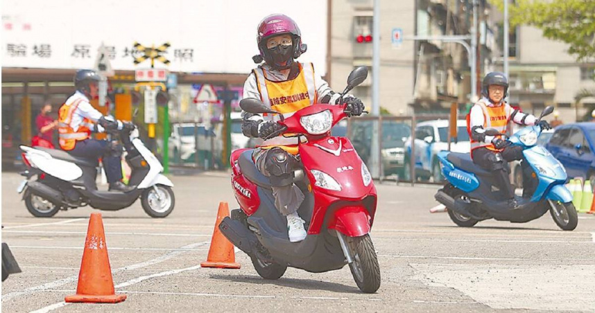 公共運輸及監理司表示，機車班費用將從1800元調至2400元。（圖／報系資料照）