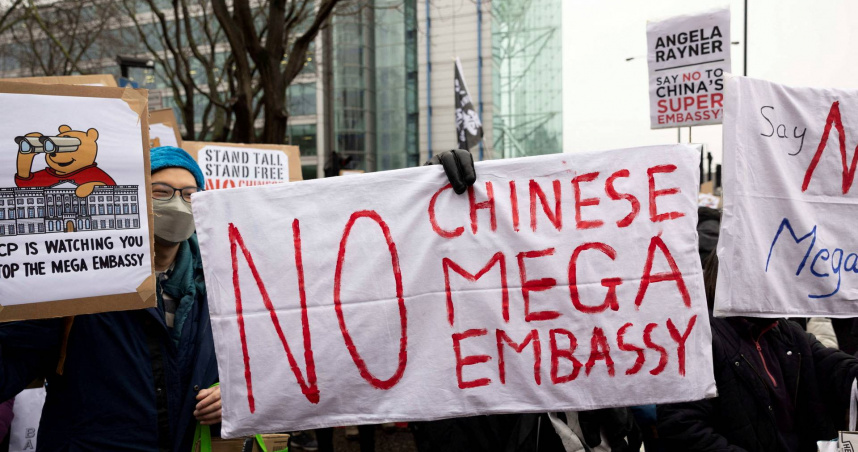 英國民眾曾於2月在皇家造幣廠外抗議。（圖／達志／路透社）