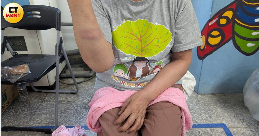 馬太鞍溪溪堰塞湖23日下午潰堤溢流，大量泥水衝進光復市區，有災民泡污水4小時終於獲救。（圖／林冠吟攝）