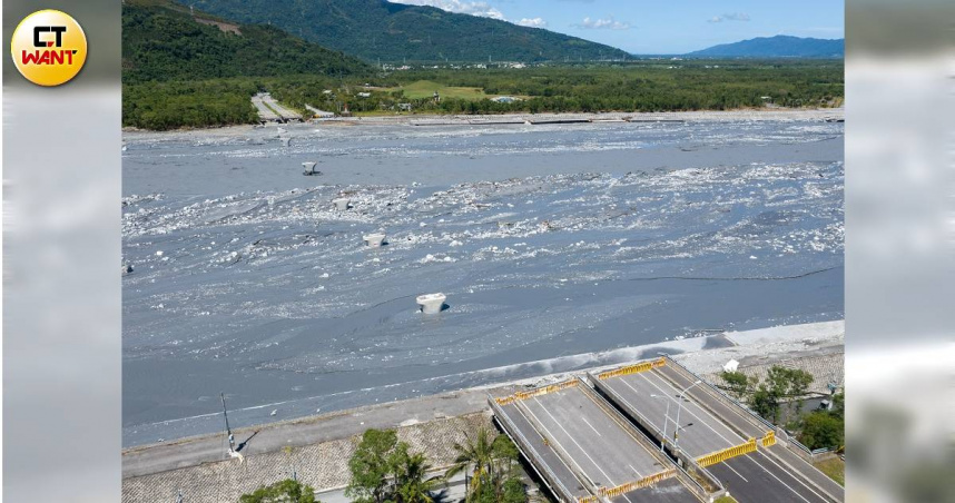 馬太鞍溪橋最新空拍狀況也曝光了。（圖／黃耀徵攝）