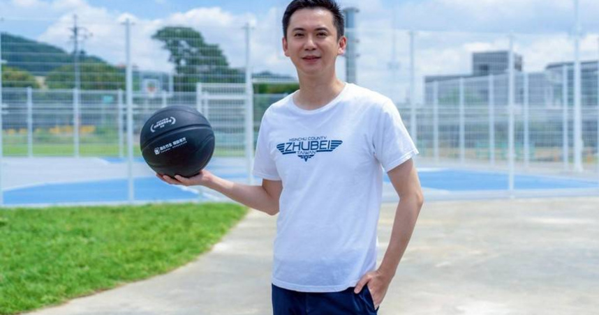 新竹縣竹北市長鄭朝方（圖）邀請各界鄉親前來竹北西區「星空籃球場」打球運動揮灑汗水。（圖／翻攝自竹北市公所媒體群組）