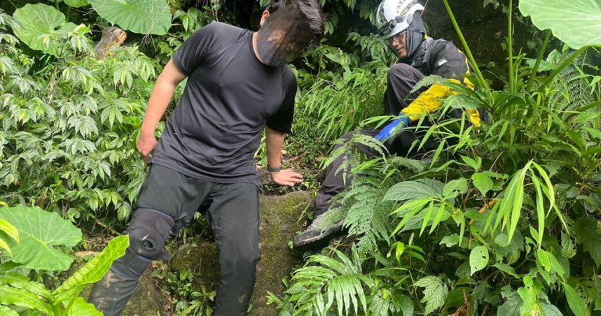 台灣師範大學登山社一行8人前往嘉義縣千人洞步道露營，卻在登山路途中遇虎頭蜂大軍攻擊，傷者被救援下山。(圖／竹崎分局提供)