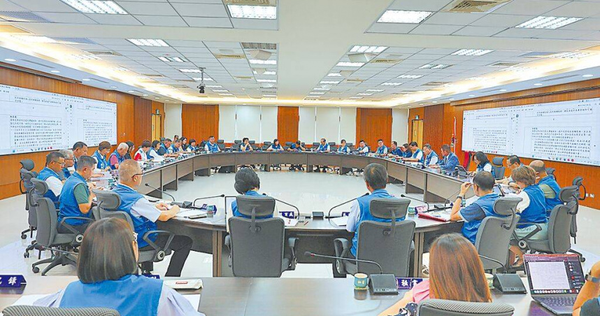 苗栗縣政為了避免遭指行政怠惰，由工商發展處訂立《電子遊戲場業設置自治條例》草案，9月30日在縣務會議上通過後提交縣議會審議。（圖／中國時報謝明俊攝）