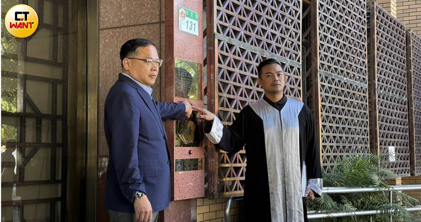 王義川親赴北檢按鈴提告黃國昌等7人。（圖／翁靖祐攝）