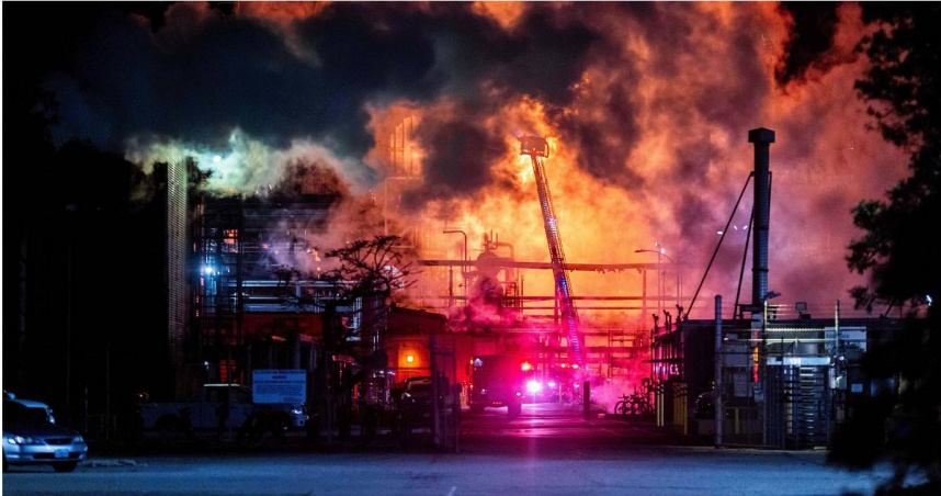 雪佛龍煉油廠深夜爆炸起火，烈焰高達300英尺（約91公尺），照亮南加州夜空。（圖／達志／美聯社，下同）