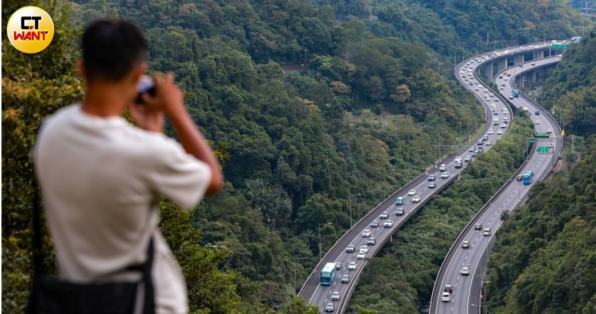 今天是中秋連假第一天，恐有10路段會塞車。（示意圖／黃耀徵攝）