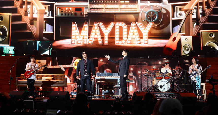 蕭煌奇驚喜現身「超犀利趴」，和五月天阿信合唱多首歌曲。（圖／相信音樂提供）