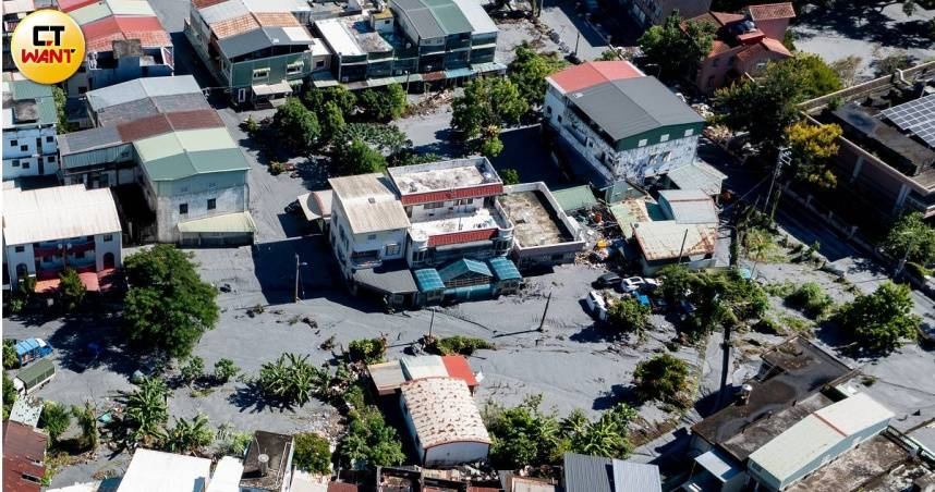 馬太鞍溪堰塞湖溢流致受損車輛報廢登記，交通部辦理提供每輛汽車及大型重型機車5萬元慰助金、機車1萬元。（圖／黃耀徵攝）