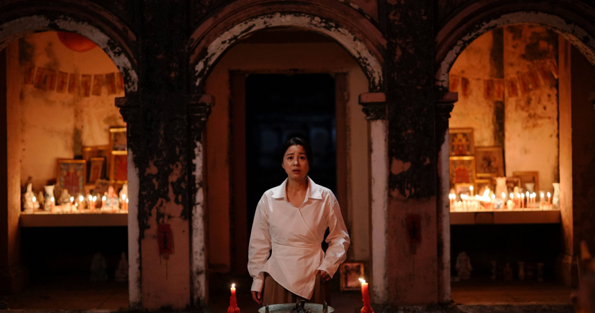 韓國知名的恐怖片女王徐令姬又再演出驚悚力作《咒你》。（圖／華映娛樂提供）