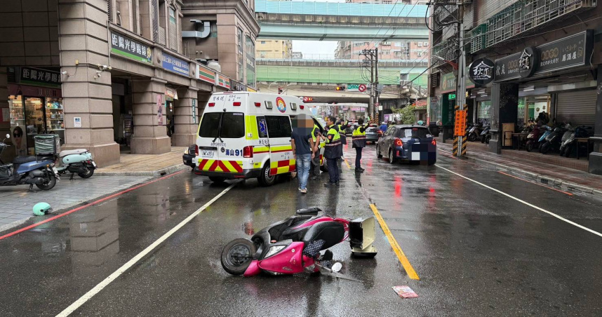 板橋某社區紗窗24日中午從14樓掉落，砸中路過的蔡姓女騎士，所幸經救治後已無大礙。（圖／翻攝畫面）