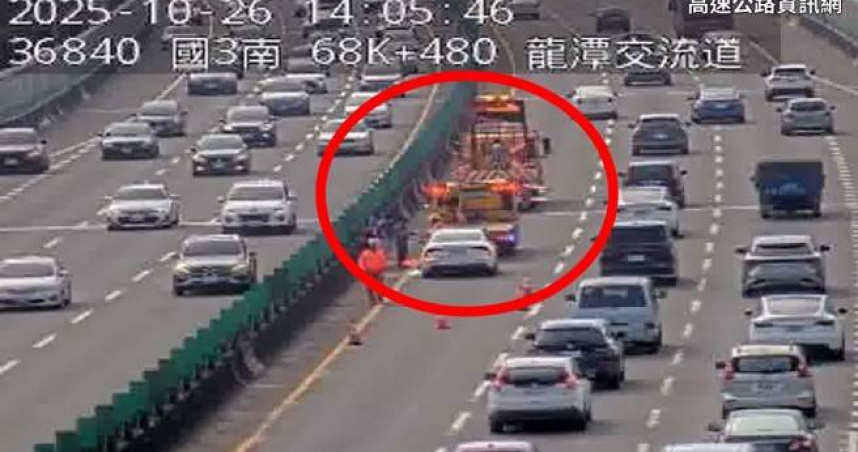 白車疑開輔助駕駛猛撞緩撞車。（圖 ／翻攝畫面）